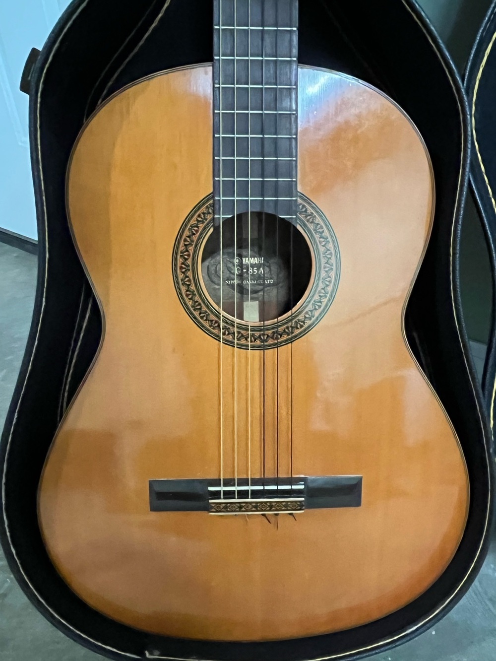 Yamaha G-85A vintage traditional 69 inch classical nylon-string acoustic guitar